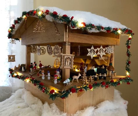 Mini Christmas market stall. 17 Christmas Market Stall, Dollhouse Holiday, Christmas Miniatures, Vintage Christmas Photos, Dollhouse Christmas, Christmas Village Houses, Market Stall, Miniature Rooms, Market Stalls