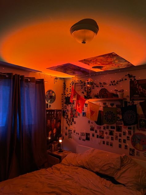 Sunset lamp 
Indie room 
Swag Sunset Lamp Room, Lamp Room, Sunset Lamp, 20 Year Old, Independent Living, Dreamy Bedrooms, Dream Room Inspiration, Room Lamp, News Studio