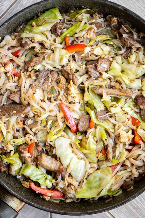 Leftover Pork Recipes, Dinner Chinese, Stir Fry Noodles Recipe, 3 Ingredient Dinners, Fried Noodles Recipe, Rice Noodle Recipes, Fried Rice Noodles, Easy Stir Fry Recipes, Dinners Easy