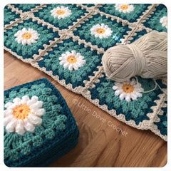 Daisy Throw – Little Dove Designs Field Of Daisies, Crochet Flower Blanket, شال كروشيه, Green Field, Crochet Daisy, Crochet Blog, Haken Baby, Crochet Square Patterns, 자수 디자인