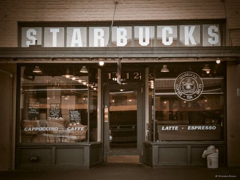 First Starbucks Seattle, Dunkin Coffee, Working At Starbucks, Starbucks Seattle, Howard Schultz, Starbucks Store, Givenchy Beauty, Pike Place Market, Spice Tea