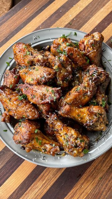 Lemon Garlic Chicken Wings, Grilled Italian Chicken, Garlic Chicken Wings, Lemon Pepper Wings, Paige Halliwell, Lemon Garlic Chicken, Chicken Wing Recipes, Chicken Dishes Recipes, Lemon Pepper