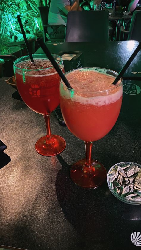 ig. poliintomvic #instagram #aesthetic #tumblr #coctel #bebidas #drink #summer #verano #night #summernights Aesthetic Tumblr, Summer Nights, Instagram Aesthetic, Drinks, Tumblr, Instagram