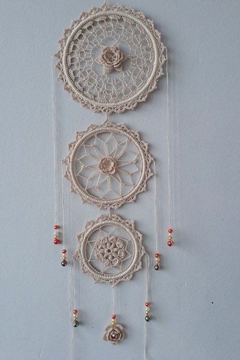 Stitching Hacks, Motif Mandala Crochet, Dreamcatcher Crochet, Art Au Crochet, Wall Hanging Design, Doily Art, Dream Catcher Patterns, Pola Macrame, Wall Hanging Ideas