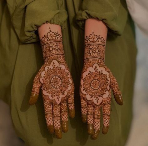 Palm Bridal Mehndi Design, Henna Designs Brown Skin, Bridal Palm Mehndi Design, Front Mehndi Design, Palm Mehndi Design, Mehndi Designs Bridal Hands, Latest Henna Designs, Very Simple Mehndi Designs, Simple Mehndi Designs Fingers