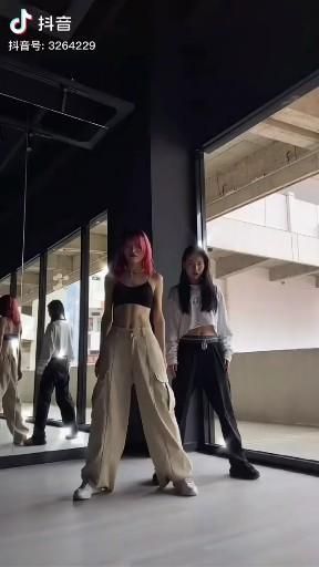 K Pop Dance Practice Outfits, Group Dance Videos, Cool Dance Videos, K-pop Music, K Pop Outfits, Popping Dance, K Pop Dance, Dance Pop, Dance Playlist