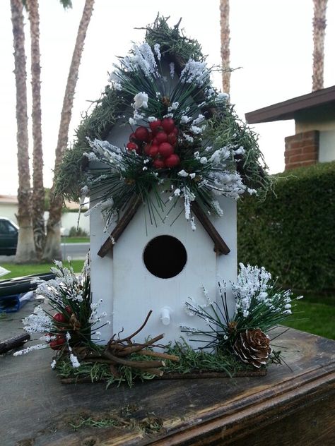 Diy christmas birdhouse Christmas Bird Houses Ideas Diy, Christmas Bird Houses Ideas, Christmas Birdhouses Ideas, Christmas Bird Houses, Birdhouse Christmas Tree, Birdhouse Diy, Christmas Birdhouse, Bird Houses Painted, Birdcages