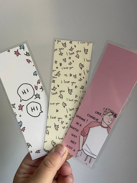 Bookmark Aesthetic Ideas, Heartstopper Libro, Heartstopper Bookmark, Cute Bookmarks Diy, Heartstopper Poster, Heartstopper Art, Handmade Bookmarks Diy, Bookmark Ideas, Bookmark Printing