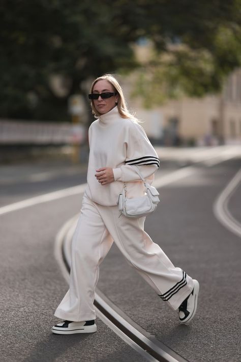 12 Ideas for How to Wear Wide-Leg Pants Shoes With Wide Leg Pants, Wide Leg Sweatpants Outfit, Knit Pants Outfit, Joggers Outfit Women, Wide Leg Outfit, Trendy Trousers, Athletic Chic, Baggy Clothing, Wide Leg Pants Outfit