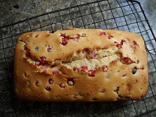 Huckleberry Cake, Cranberry Pound Cake Recipe, Cranberry Pound Cake, Huckleberry Recipes, Orange Bread Recipe, Bread Quick, Orange Bread, Fresh Cranberry, Cranberry Orange Bread