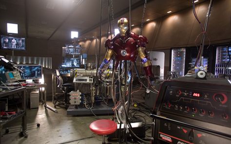 Stark's Lab Tony Stark House, Iron Man Hd Wallpaper, Man Garage, Iron Man Wallpaper, Karakter Marvel, Stark Industries, Iron Man Suit, Man Office, Iron Man Armor