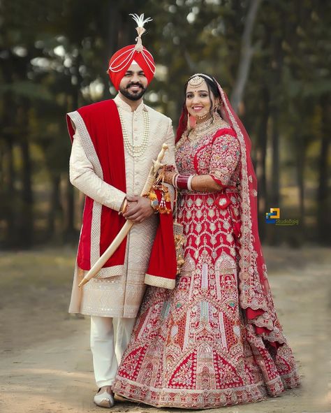 Punjabi Wedding Poses, Sikh Bride, Bride Photos Poses, Haldi Outfit, Bride Photos, Punjabi Couple, Indian Wedding Couple Photography, Indian Wedding Couple, Photos Poses