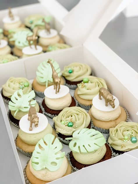 Jungle Theme Cupcakes, Jungle Cupcakes, Christening Cupcakes, Safari Cupcakes, Tiffany Baby Showers, Jungle Theme Birthday Party, Baby Shower Sweets, Baby Shower Safari Theme, Jungle Theme Birthday