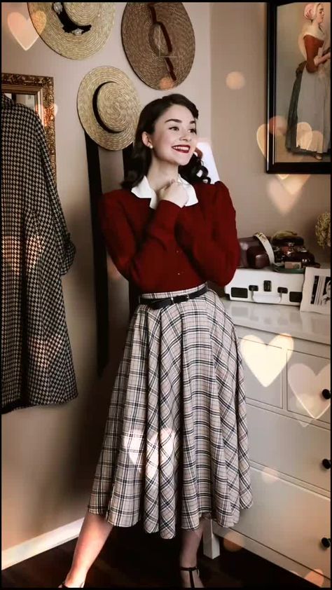 50s Inspired Outfits Vintage, Shirin Altsohn Outfits, Vintage Professional Outfits, Shirinatra Outfits, Retro Day Outfits, 1950s Moodboard, 50’s Outfits, Vintage Christmas Outfit, Vintage Outfits Classy Retro