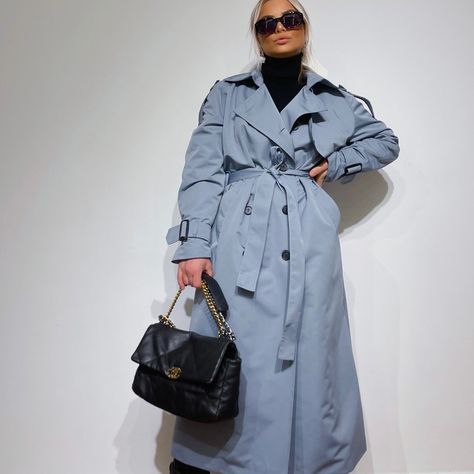 Pale Blue Trench Coat, Blue Trench Coat Outfit, Trench Coat Street Style, Trench Outfit, Women Trench Coat, Spring Trench, Oversized Puffer Jacket, Trench Coat Outfit, Blue Trench Coat