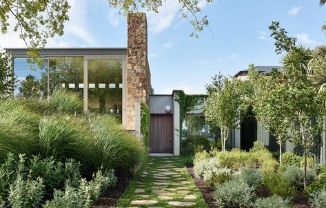 A New Ballarat Home With Lake Views + Amazing Mid-Century Vibes! Meadow House, Kaufmann House, Rose Bay, Internal Courtyard, Landscape Elements, Top Architects, Melbourne House, Lakefront Homes, Australian Architecture