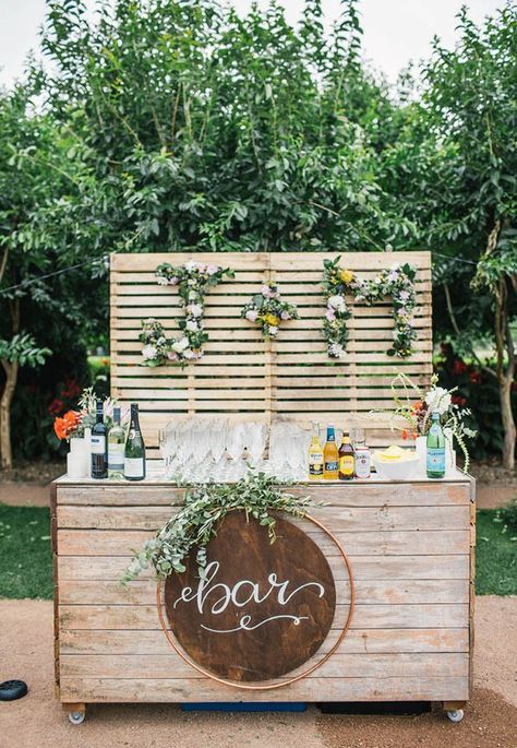 A rustic, hand-crafted drink bar made with wooden palettes and finished off with floral arrangements made in the couple's initials | Image by Hannah Blackmore Photography Wedding Drink Bar, Drink Stations, Wedding Drink Station, Rustic Wedding Decorations, Wedding Backyard Reception, Diy Wedding Reception, Wedding Reception Ideas, Banquet Decorations, Drink Station