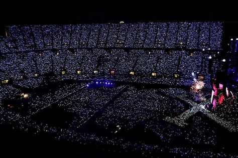 Taylor Swift and Joe Alwyn strolled hand-in-hand on the beach after taking a dip in the ocean during their romantic Caribbean vacation Taylor Swift News, Concert Crowd, Concert Stage Design, Swift Tour, Singing Career, Concert Stage, Concert Aesthetic, Dream Concert, Stadium Tour