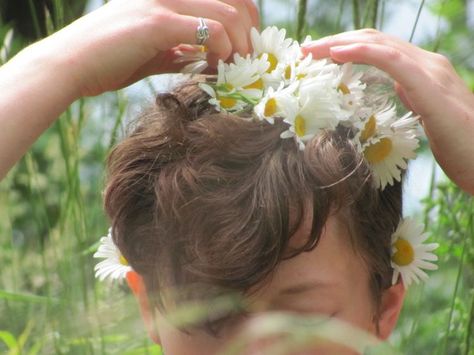 ⇢ 𝚙𝚒𝚗𝚝𝚎𝚛𝚎𝚜𝚝 ┊@cosmicgoth ༉‧₊˚✧ Soft Boy Aesthetic, Daisy Crown, Adam Parrish, Yennefer Of Vengerberg, Flowers In Her Hair, Soft Boy, Spring Awakening, Boy Aesthetic, Flower Boys