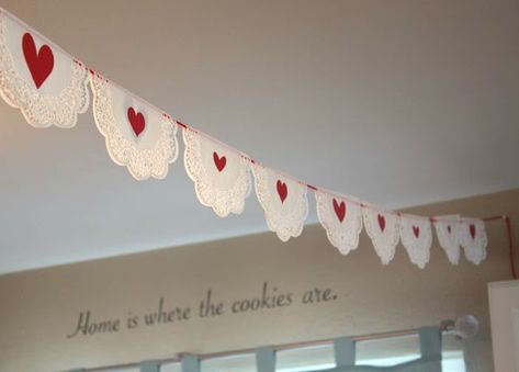 a vintage valentine party Doily Banner, Vintage Valentine Crafts, Valentine Vintage, Valentine Garland, Valentine Banner, Valentine Party, Diy Valentines Decorations, Valentine Dinner, Valentine Theme