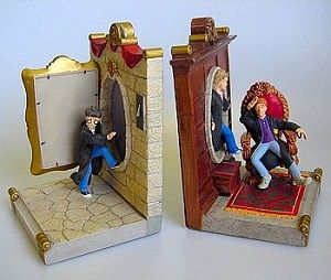 These Harry Potter Bookends feature Harry, Ron and Hermione entering the Gryffindor House via the Fat Lady painting. Harry Potter Fat Lady, Singapore Bedroom, Harry Potter Bookends, Harry Hermione, Ron Hermione, Lady Portrait, Harry Potter Merchandise, Ron And Hermione, Harry Potter Room