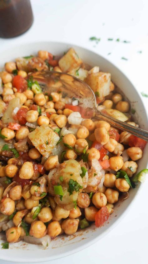 Chana Chaat (Cholay) Chana Chaat Recipe, Snack Quick, Chana Chaat, Chaat Recipe, Chickpea Curry, Chaat Masala, Quick Lunch, Tea Time Snacks, Masala Recipe