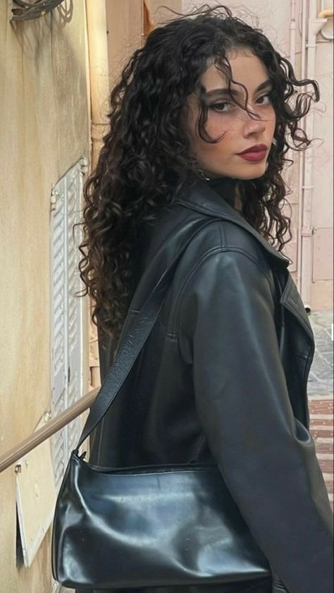 Long Naturally Curly Hair, Dark Curly Hair, Natural Curly Hair Cuts, Layered Curly Hair, Curly Hair Photos, Naturally Curly Hair, Haircuts For Curly Hair, Effortless Beauty, Curly Hair Inspiration