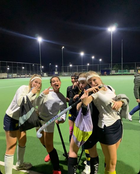 Field Hockey Aesthetic, How To Play Netball, Hockey Workouts, Field Hockey Girls, Hockey Pictures, Hockey Life, Hockey Girls, Sports Aesthetic, Student Athlete