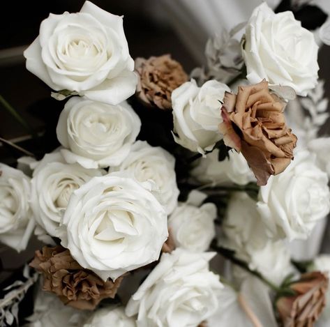 Brown And White Bouquet, Journey Core, Brown Wedding Themes, Cream Wedding Bouquet, Bridal Bouquet Peach, Rusting Wedding, Neutral Wedding Flowers, Rose Bridal Bouquet, Wedding Colours