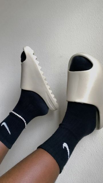 Yeezy Slides With Socks, Slippers With Socks Outfit, Slides And Socks Outfit, Outfits With Nike Slides, Nike Slides Womens Outfit, Yeezy Slides Aesthetic, Black Nike Socks Outfit, Socks With Slides, Nike Socks Aesthetic Outfit