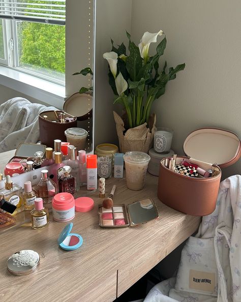 Love my space 🪞☕️🌷 #vanityviews #vanityinspo #myvanity #makeupdiaries #bridgerton #pinterestphoto Cleaning Room Aesthetic, America House, Vanity Ideas, Apartment Aesthetic, Sweet Home Alabama, My Space, Makeup Room, Clean Room, Jolie Photo