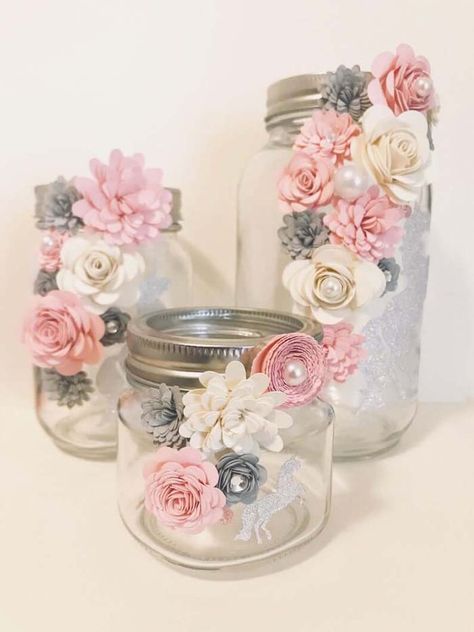 30 Beautiful Floral Home Decor Ideas To Add Even More Charm | Decor Home Ideas Jars With Flowers, Flowers Knitting, Flower Jars, Sparkle Unicorn, مشروعات العلوم, Fleurs Diy, Flowers In Jars, Diy Jar Crafts, Mason Jar Crafts Diy