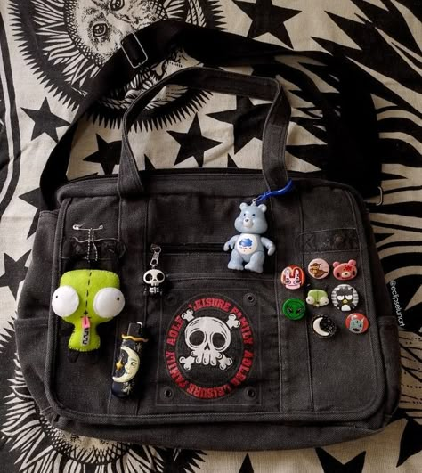 Mochila Grunge, Style Cyberpunk, Desain Tote Bag, Mode Grunge, My Style Bags, Inside My Bag, Bag Pins, Backpack Decoration, Scene Emo