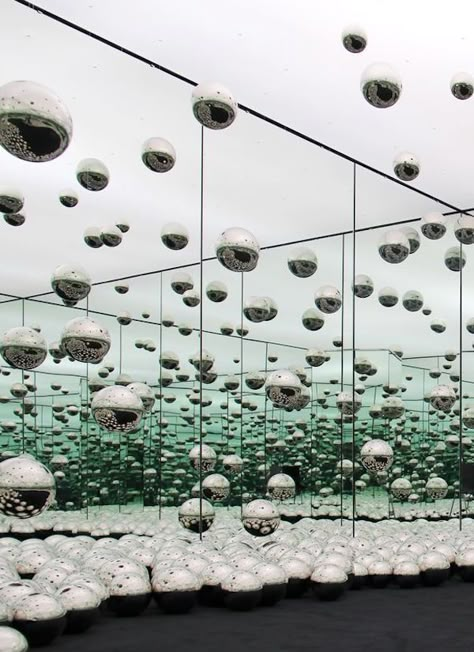 We love the way Yayoi Kusama plays with space, light and reflection to create her Infinity Mirror Room in the Wndr Museum in Chicago. Kusama’s installation combines art and science to create a mirrored illusion where steel balls can float. ⁠⠀#WndrMuseum #Chicago #YayoiKusama #art #design #inspiration ⁠⠀ Wndr Museum, Infinity Mirror Room, Museum Chicago, Mirror Illusion, Infinity Room, Chicago Pictures, Chicago Outfit, Mirror Installation, Mirror Room