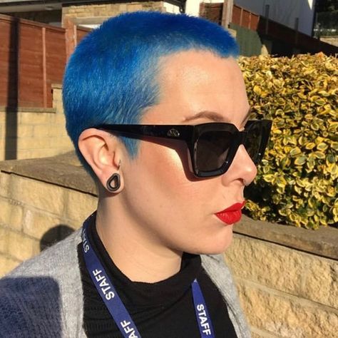 Dark Blue Buzzcut, Blue Buzzcut Woman, Blue Shaved Head, Colour Hair Ideas Short, Blue Buzzcut, Ruby Hair, Buzzed Hair Women, Buzz Cut Women, Shaved Pixie