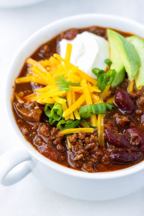 One Pot Beef and Beer Chili! This delicious and easy beef and beer chili is made in one pot. The beer, cumin, and chili powder provide great flavor. Pair with some cornbread, and some toppings, and enjoy some comfort food! #beefchili #beefbeerchili | cookingformysoul.com Elk Chili Recipe, Deer Chili Recipe, Bacon Chili Recipe, Elk Chili, Deer Chili, Beer Chili Recipe, Slow Cooker Chili Easy, Homemade Chili Seasoning, Chili Vegan