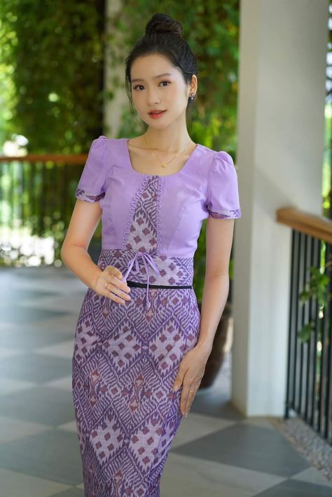 Tenun Lurik, Unique Dress Design, Myanmar Clothes, Burmese Clothing, Traditional Dresses Designs, Hot Dresses Tight, Myanmar Traditional Dress, Myanmar Dress Design, Fancy Dresses Long