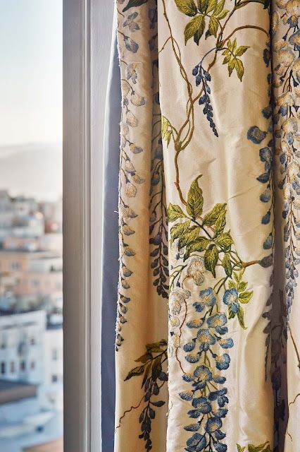 the style saloniste: Nob Hill Pied-a-Terre: Angela Free Colefax And Fowler Curtains, Wisteria Cottage, Cottage Curtains, Colefax Fowler, San Francisco Interiors, Office Vibes, Diy Upholstery, Clifton Hill, Kind Of Blue