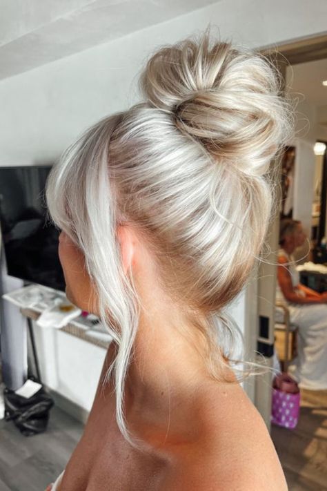 Top 20 Icy Platinum Blonde Haircut Ideas To Must Try Wispy Bun Wedding, Top Knot Bridesmaid Hair, Bridesmaid Top Knot, Wedding Top Knot Hair, Modern High Updo Hairstyles, Bridal Top Knot, Wedding Top Knot, High Formal Bun, High Updo Bridesmaid