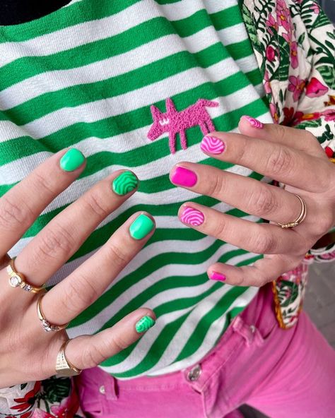 Pink Nails For Men, Opposite Nail Designs On Each Hand, Two Different Colored Nails On Each Hand, Hippie Nail Art, Design Summer Nails, Nails Funky, Summer Nails Ideas, Hippie Nails, Hard Nails