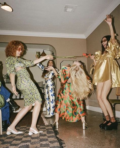 House Party Editorial, French Party Aesthetic, 70s Aesthetic Party, House Party Photography, People Partying, Studio 54 Party, Friends Hanging Out, Party Photoshoot, Video Tiktok