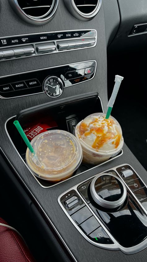 Fall Aesthetic Coffee, Aesthetic Starbucks, Drinks Aesthetic, Aesthetic Car, Coffee Pictures, Car Aesthetic, Coffee Aesthetic, Aesthetic Coffee, In Car