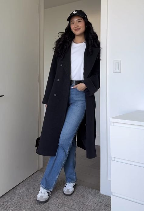 Mid Length Coat Outfit, 25 Degree Weather Outfit, Dark Blue Jeans Winter Outfit, Tourist Outfit Winter, Dark Blue Coat Outfit, Navy Peacoat Outfit, Ny Outfits Fall, Black Pea Coat Outfit, Winter Outfits Boots