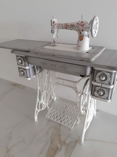 Decorating Sewing Machine, Singer Sewing Machine Ideas, Painted Sewing Machine, Singer Sewing Machine Repurposed, Antique Sewing Machine Table, Old Sewing Machine Table, Sewing Table Repurpose, Singer Sewing Tables, Singer Sewing Machine Table