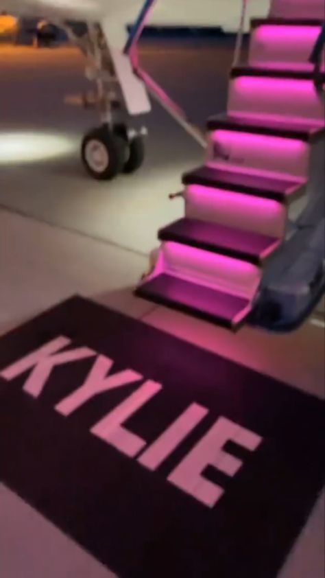 Kylie Jenner Private Jet Interior, Airline Photoshoot, Kylie Jenner Airplane, Pink Private Jet, Kylir Jenner, Kylie Air, Private Jet Interior, Kylie Baby, Kylie J