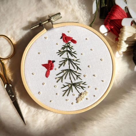 Christmas Tree Embroidery, Holiday Embroidery, Beginner Embroidery, Free Pattern Download, Christmas Embroidery Patterns, Embroidery Diy, Embroidery Christmas, Ornament Ideas, Simple Christmas Tree