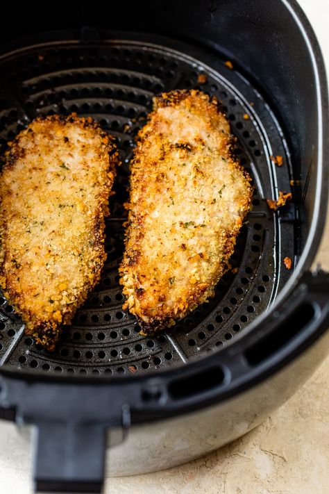 These crispy Honey-Mustard Air Fryer Pork Chops are marinated in honey mustard, breaded with panko, and air fried until golden. #airfryer #dinner #weightwatcherrecipes #pork #porkchops Chicken Breast In Air Fryer, Cooking Frozen Chicken Breast, Braised Chicken Breast, Air Fryer Pork Chops, Dada Ayam, Seared Chicken Breast, Cooking Frozen Chicken, Raw Chicken Breast, Easy Chicken Breast