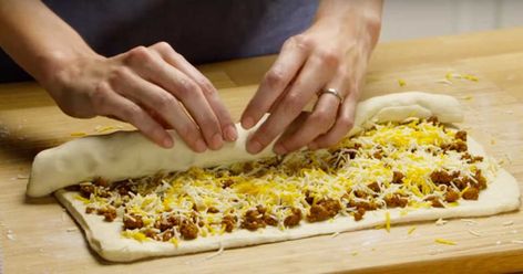 Taco Pizza Rolls, Taco Roll, Pizza Roll Recipe, Sommer Mad, How To Make Taco, Taco Pizza, Pizza Rolls, Meat And Cheese, A Pizza