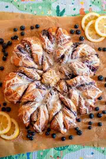 Desserts Pull Apart Loaf, Sugar Addict, Cinnamon Hearts, Compote Recipe, Cinnamon Roll Dough, Strawberry Compote, Breakfast Rolls, Blueberry Compote, Pastry Board