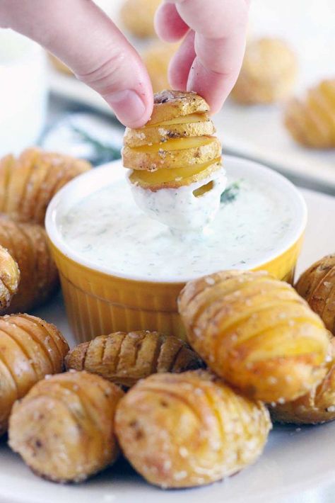 Perfect as an appetizer, these Mini Hasselback Potatoes with Creamy Dill Dip are dunkable and delicious! Gluten free, vegetarian, and perfect for the holidays. Mini Hasselback Potatoes, Appetizers Cheese, Dill Dip, Fest Mad, Hasselback Potatoes, Smitten Kitchen, Thanksgiving Appetizers, Buffalo Chicken Dip, God Mat